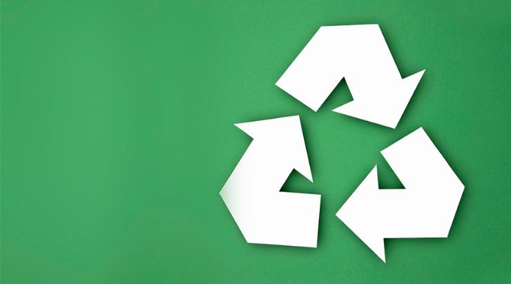 Hvidt symbol for genbrug på grøn baggrund